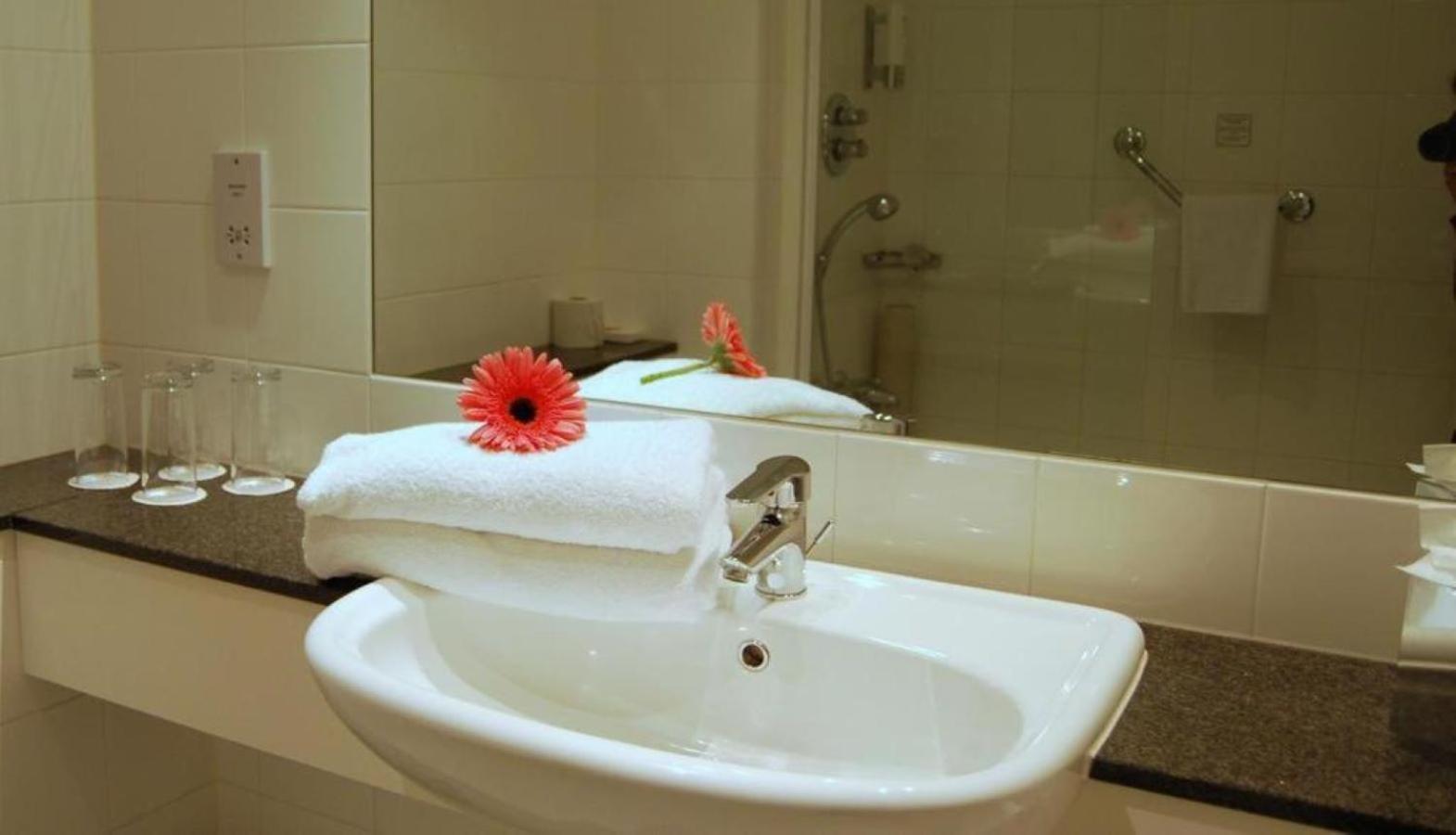 Maldron Hotel Merrion Road Дублин Экстерьер фото